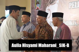 Bapak Bupati memberikan cindera mata kepada para purna lingkup Dikpora Magetan