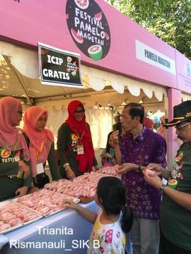 Bapak Bupati Mencicipi Rasa Buah Jeruk Pamelo