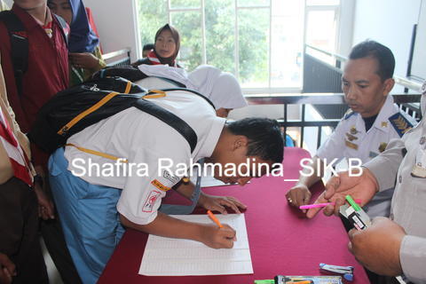 Pengisian daftar hadir dan pembagian ATK kepada peserta pembina kepada pelajar kegiatan sosialisa...