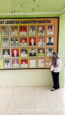 Arsiparis Disarpus menunjukan foto Camat Lembeyan