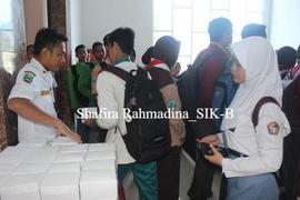 Pembagian snack kepada peserta pembinaan pelajar kegiatan sosialisasi/penyuluhan ketertiban lalu ...