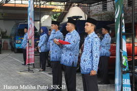 Petugas Pengibar Bendera Merah Putih sedang bersiap pada upacara memperingati HUT RI ke 72, 17 ag...