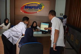 Tim Audit Inspektorat mengaudit loket informasi