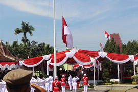 Pasukan Paskibra melaksanakan pengibaran bendera merah putih pada upacara HUT RI 72 17 Agustus 20...