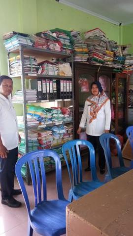 Petugas pengelola arsip Kecamatan Lembeyan menunjukkan tempat penyimpanan arsip inaktif kepada Ti...