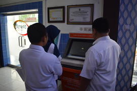 Tim Audit mengaudit kesesuaian Peraturan yang berlaku di Komputer Informasi