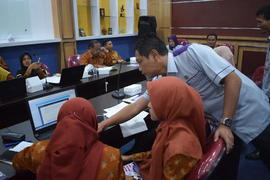 Pendampingan pelatihan aplikasi OSS Usaha Mikro oleh Kepala Bidang Pelayanan