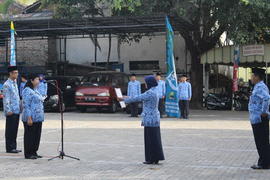 Pembacaan UUD 1945 oleh Ibu Wiwik Wulandari pustakawan ahli muda