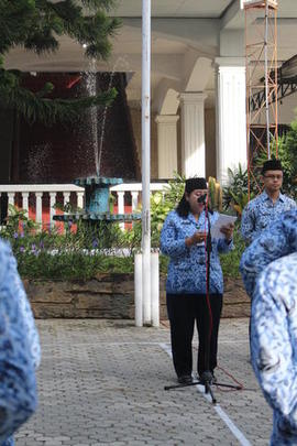 Inspektur Upacara Ibu Kepala Dinas Arpus Kab.Magetan Membacakan sambutan