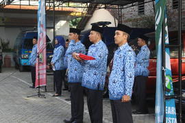 Petugas Pengibar Bendera Merah Putih sedang bersiap pada upacara memperingati HUT RI ke 72 17 agu...