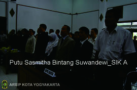 Para Peserta, tampak berdiri dalam Rapat Pleno Rekapitulasi Hasil Penghitungan Perolehan Suara Pe...