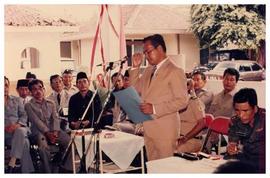 Bapak Drs. H. Samirin selaku Bupati Kepala Daerah Tingkat II Sleman Periode 1985-1990 memberikan ...