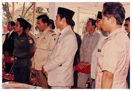 Para tamu undangan menyaksikan pengambilan sumpah pada camat, dalam prosesi pelantikan camat di p...