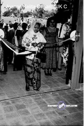 III.A.58.3 - Bank Indonesia ke-18 di Jember tanggal 8 Februari 1958 para tamu undangan sedang ant...