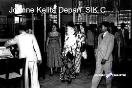 III.A.58.1 - Bank Indonesia ke-18 di Jember tanggal 8 Februari 1958 para tamu undangan sedang mem...