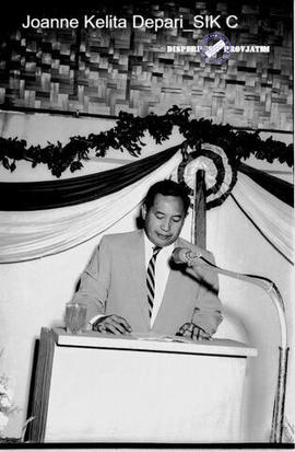 III.A.58.4 - Bank Indonesia ke-18 di Jember tanggal 8 Februari 1958 para tamu undangan sedang ant...