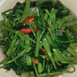 Sayur kangkung panjang dan melengkung